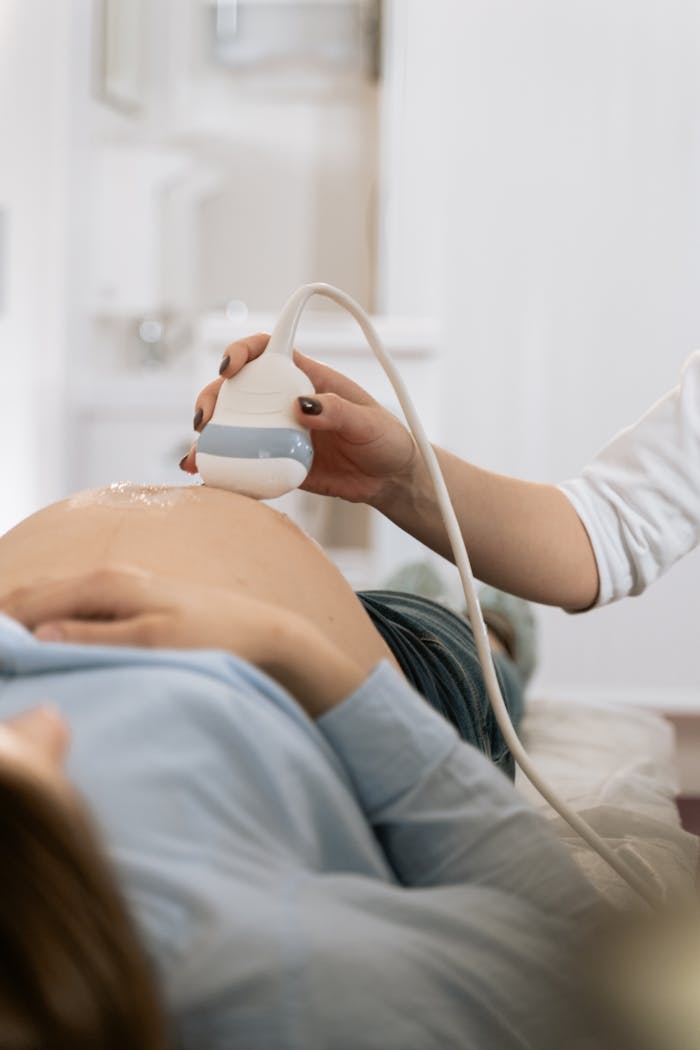Mujer haciéndose una ecografía