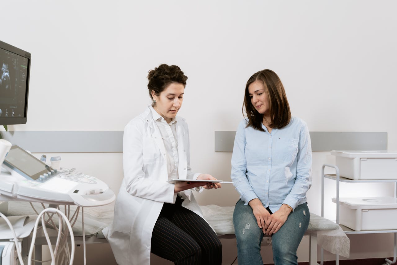 Doctora mostrando resultados a paciente